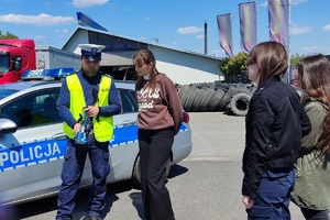 Na zdjęciu widzimy policjanta ruchu drogowego oraz praktykantki