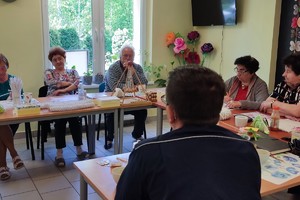 Na zdjęciu widzimy policjanta oraz seniorów