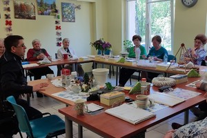 Na zdjęciu widzimy policjanta rozmawiającego z seniorami