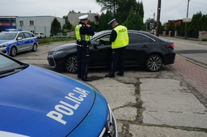 Na zdjęciu widzimy policjantów w czasie kontroli drogowej