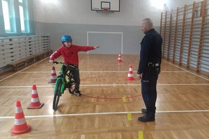 Na zdjęciu widzimy policjanta w czasie egzaminu na kartę rowerową