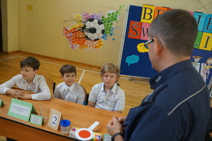 Na zdjęciu widzimy uczestników turnieju oraz policjanta