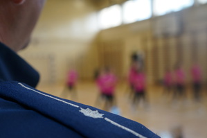 Na zdjęciu widzimy uczestników turnieju oraz policjanta