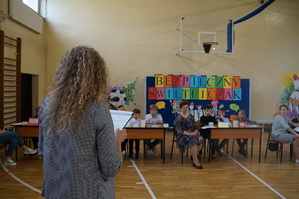 Na zdjęciu widzimy uczestników turnieju oraz prowadzącą