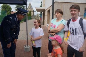 Na zdjęciu widzimy Komendanta Komendy Powiatowej Policji w Bieruniu oraz uczestników Igrzysk