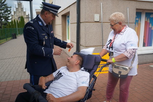 Na zdjęciu widzimy Komendanta Komendy Powiatowej Policji w Bieruniu oraz uczestników Igrzysk