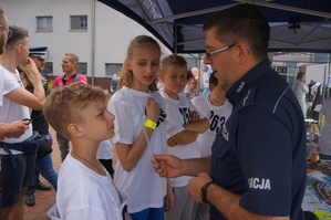 Na zdjęciu widzimy policjantów oraz uczestników Igrzysk