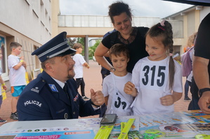 Na zdjęciu widzimy Komendanta Komendy Powiatowej Policji w Bieruniu oraz uczestników Igrzysk