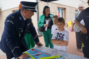 Na zdjęciu widzimy Komendanta Komendy Powiatowej Policji w Bieruniu oraz uczestników Igrzysk