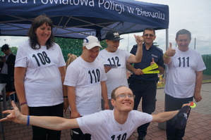 Na zdjęciu widzimy policjanta oraz uczestników Igrzysk