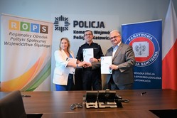 Na zdjęciu widzimy przedstawicieli Komendy Wojewódzkiej Policji w Katowicach, Regionalny Ośrodek Polityki Społecznej i Wojewódzka Stacja Sanitarno-Epidemiologiczna.