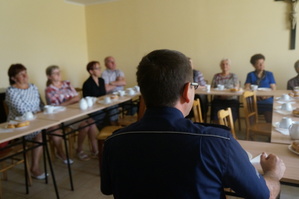 Na zdjęciu widzimy policjanta oraz w seniorów