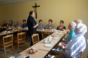 Na zdjęciu widzimy dzielnicową oraz seniorów