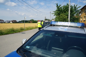 Na zdjęciu widzimy policjantów w czasie kontroli