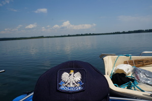 Na zdjęciu widzimy czapkę policyjną w tle Zbiornik Wodny Dziećkowice