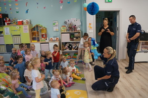 Na zdjęciu widzimy policjantkę w czasie profilaktyki