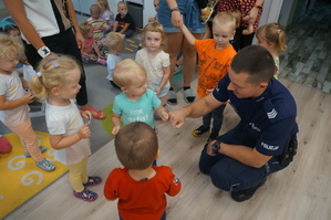 Na zdjęciu widzimy policjanta w czasie profilaktyki