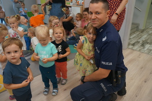 Na zdjęciu widzimy policjanta w czasie profilaktyki