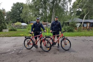 Na zdjęciu widzimy policjantów w czasie patrolu rowerowego