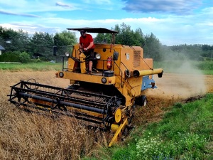 Na zdjęciu widzimy maszynę rolniczą