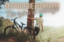 Na zdjęciu widzimy rower oraz napis bezpiecznie rowerem, nie tylko w wakacje