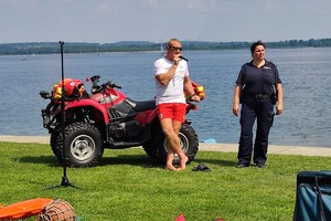 Na zdjęciu widzimy policjantkę oraz ratownika wodnego