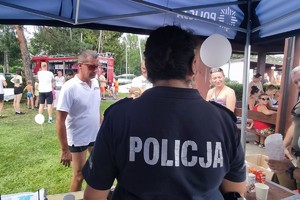 Na zdjęciu widzimy policjantkę w czasie pikniku wakacyjnego