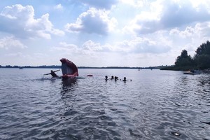 Na zdjęciu widzimy przewracający się ponton