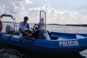 Na zdjęciu widzimy policjantów w łódce policyjnej