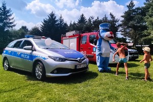 Na zdjęciu widzimy dzieci bawiące się z Sznupkiem