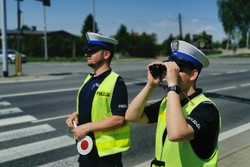 Na zdjęciu widzimy policjantkę i policjanta