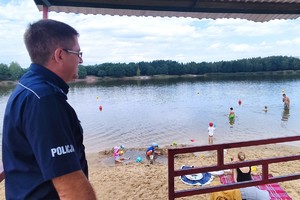 Na zdjęciu widzimy policjanta oraz zbiornik wodny &quot; Łysina&quot;