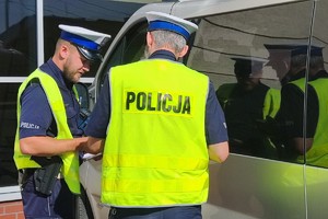 Na zdjęciu widzimy policjantów w czasie kontroli drogowej