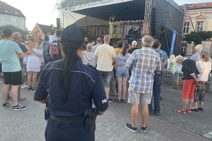 Na zdjęciu widzimy policjantkę w czasie zabezpieczenia Dożynek w Bieruniu