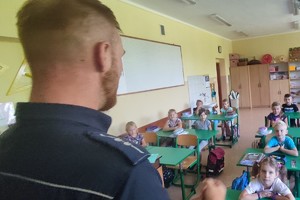 Na zdjęciu widzimy policjanta w czasie pogadanki