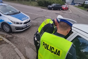 Na zdjęciu widzimy policjantów w czasie kontroli drogowej