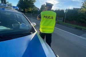 Na zdjęciu widzimy policjanta w czasie kontroli prędkości