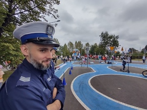 Na zdjęciu widzimy policjanta z drogówki