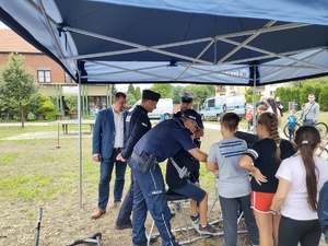 Na zdjęciu widzimy stoisko profilaktyczne bieruńskiej komendy