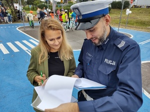 Na zdjęciu widzimy rozmawiającego policjanta