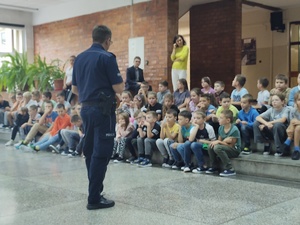 Na zdjęciu widzimy policjanta w czasie profilaktyki