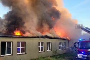 Na zdjęciu widzimy pożar oraz wóz strażacki