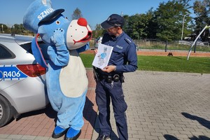 Na zdjęciu widzimy policjanta oraz sznupka