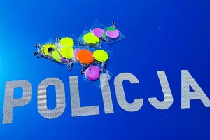 Na zdjęciu widzimy napis Policja oraz odblaski