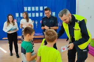 Na zdjęciu widzimy policjantów w czasie przekazywania nagród dla uczestników quizu