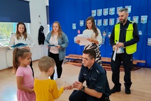 Na zdjęciu widzimy policjantów w czasie przekazywania nagród dla uczestników quizu