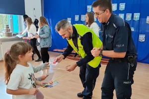 Na zdjęciu widzimy policjantów w czasie przekazywania nagród dla uczestników quizu