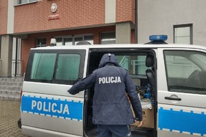 Na zdjęciu widzimy policjanta oraz radiowóz