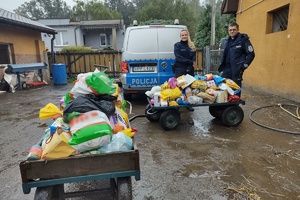 Na zdjęciu widzimy policjantów, którzy zorganizowali zbiórkę