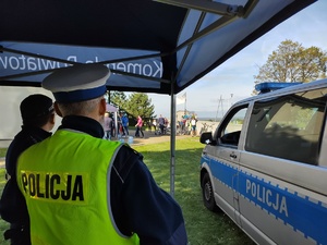 Na zdjęciu widzimy policjantów oraz radiowóz